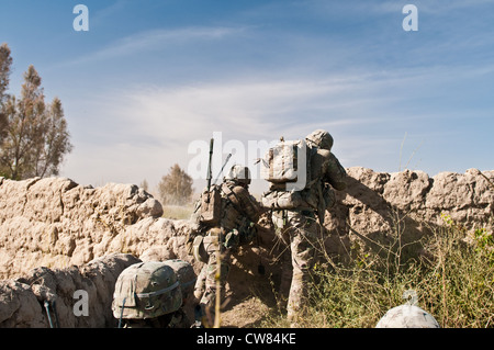 Soldaten mit 2. Platoon, Apache Company, 1. Bataillon, 23. Infanterie-Regiment, geben Feuer während einer Feuergefecht mit Aufständischen in Süd-Afghanistan, 30. Juli 2012. Stockfoto