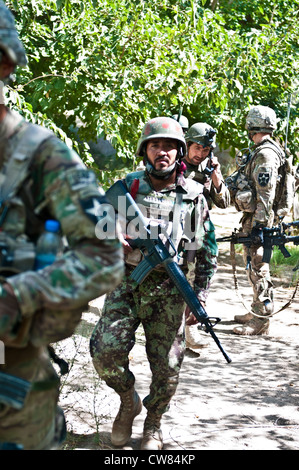 Soldaten der afghanischen Nationalarmee führen eine gemeinsame Fußpatrouille mit Soldaten des 2. Platoon, Apache Company, 1. Bataillon, 23. Infanterie-Regiment, in Süd-Afghanistan, 30. Juli 2012. Stockfoto