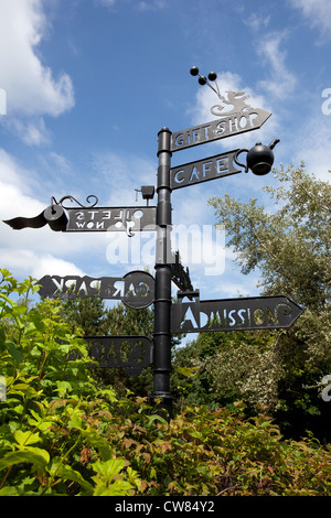 Straßenschild mit unterschiedlichen Zielen. Verboten Ecke, Fahrtrichtung unterzeichnen, Middleham, North Yorkshire Dales, Großbritannien Stockfoto