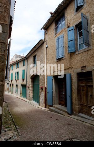 Alte Residenz aus Stein mit blauen Fensterläden in einem alten Dorf in der Nähe von Carcassonne in Südfrankreich Stockfoto