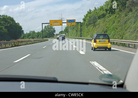 Das fahren auf einer deutschen Autobahn, Düsseldorf, Deutschland. Stockfoto
