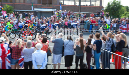 Bradley Wiggins, Mark Cavendish und David Millar in der Mens Olympia Radsport Straßenrennen, Teddington auf der Durchreise Stockfoto