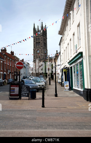 Schloss-Straße mit Blick auf St. Mary C von E Kirche, Warwick, UK Stockfoto