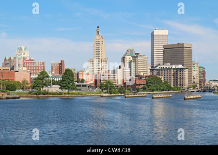 Blick auf die Skyline von Providence, Rhode Island, von der anderen Seite des Flusses "Providence" gegen einen blauen Himmel und weiße Wolken Stockfoto