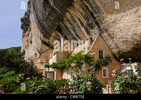 Höhle Haus geschnitzt in eine Felswand von einer Klippe, Grotte du Grand-Roc, Les Eyzies de Tayac, Dordogne, Frankreich Stockfoto