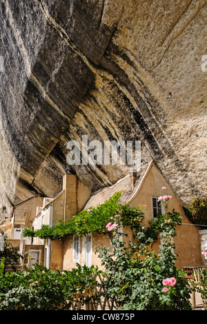 Höhle Haus geschnitzt in eine Felswand von einer Klippe, Grotte du Grand-Roc, Les Eyzies de Tayac, Dordogne, Frankreich Stockfoto