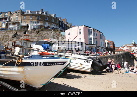 Angelboote/Fischerboote am Strand von Cromer, Norfolk, Engalnd, Großbritannien Stockfoto