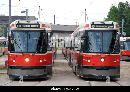 Toronto-Straßenbahnen in einem Stadt-depot Stockfoto