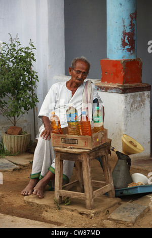 Verkauf von Benzin und Diesel Andhra Pradesh in Indien indische Greis Stockfoto