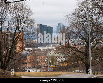 Blick auf Hochhäuser im Stadtzentrum von Oslo Norwegen von Kampen Park aus gesehen Stockfoto