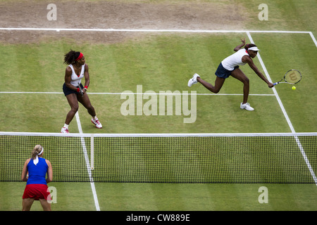 Serena und Venus Williams (USA) gewinnen die Goldmedaille im Damen Tennis Doppel bei den Olympischen Sommerspielen 2012 in London Stockfoto