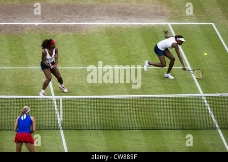 Serena und Venus Williams (USA) gewinnen die Goldmedaille im Damen Tennis Doppel bei den Olympischen Sommerspielen 2012 in London Stockfoto