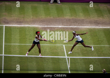 Serena und Venus Williams (USA) gewinnen die Goldmedaille im Damen Tennis Doppel bei den Olympischen Sommerspielen 2012 in London Stockfoto