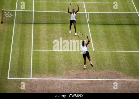 Serena und Venus Williams (USA) gewinnen die Goldmedaille im Damen Tennis Doppel bei den Olympischen Sommerspielen 2012 in London Stockfoto