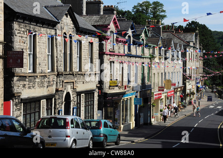 Geschäfte und Büros in Main Street, Grange-über-Sande, Cumbria, England, UK Stockfoto