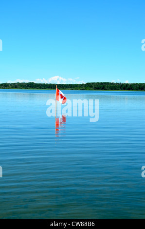 Kanadische Flagge spiegelt sich in den See. Stockfoto