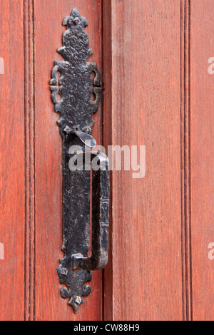 Schmiedeeisen Türgriff fest auf eine massive Holztür Stockfoto