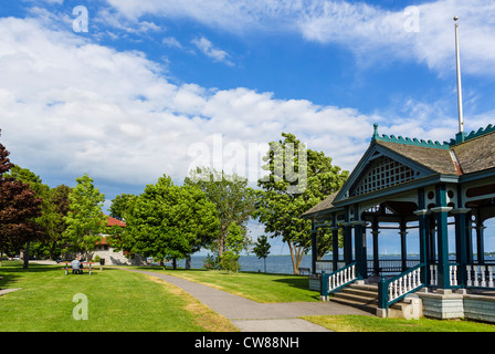 Paar Picknicken auf einer Bank im MacDonald Park am Ufer des Lake Ontario, Kingston, Ontario, Kanada Stockfoto