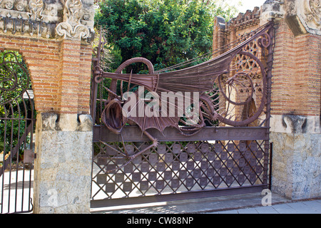 Barcelona Pavellons De La Finca Güell Detail des Drachens auf das Tor von Antoni Gaudi Stockfoto