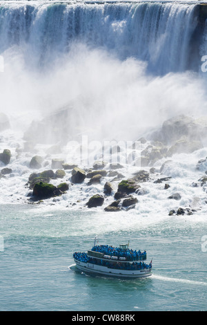 Magd des Bootes Nebel Tour vor den American Falls angesehen von der kanadischen Seite, Niagara Falls, Ontario, Kanada Stockfoto