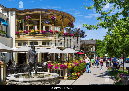 Statue von Shaw außerhalb der Shaw-Cafe auf der Queen Street, Niagara-on-the-Lake, Ontario, Kanada Stockfoto