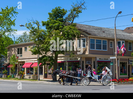 Pferd und Wagen vor den Geschäften an der Kreuzung von King und Queen Street, Niagara-on-the-Lake, Ontario, Kanada Stockfoto