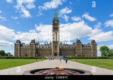 Der Centre Block der Parlamentsgebäude auf dem Parlamentshügel mit Centennial Flame im Vordergrund, Ottawa, Ontario, Kanada Stockfoto