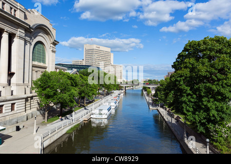 Rideau-Kanal von Rideau Street Bridge mit alten Bahnhof nach links (jetzt ein Konferenzzentrum), Ottawa, Ontario, Kanada Stockfoto