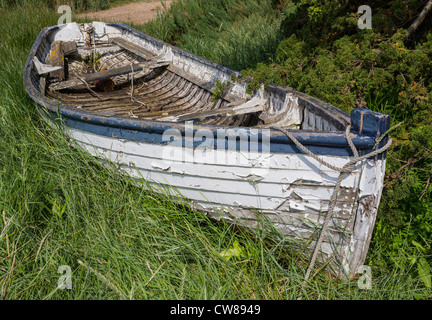 Das Skelett von einem alten verfallenen und verfallenden Boot links um zu verrotten auf eine Salz-Sumpf in East Anglia, Großbritannien Stockfoto