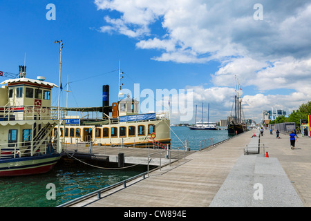 Mariposa Kreuzfahrten Tourboote auf dem See an der Harbourfront Centre, Toronto, Ontario, Kanada Stockfoto