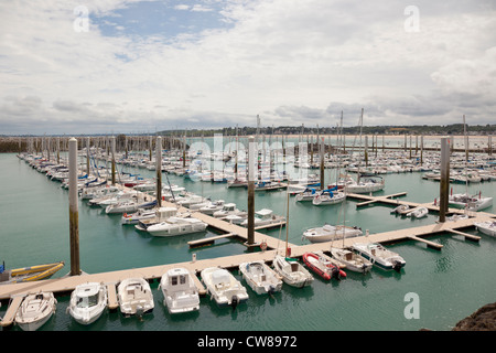 Der "Port d 'Armor" der neuen Tiefsee Marina, Saint Cast, Nord-Bretagne, Frankreich Stockfoto