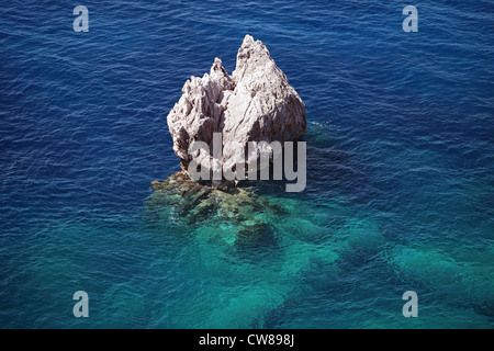 Felsen im Meer in der Nähe von Paleokastritsa, Korfu, Griechenland. Stockfoto