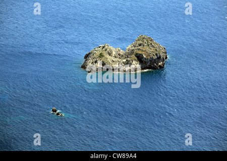 Felsen im Meer in der Nähe von Paleokastritsa, Korfu, Griechenland. Stockfoto