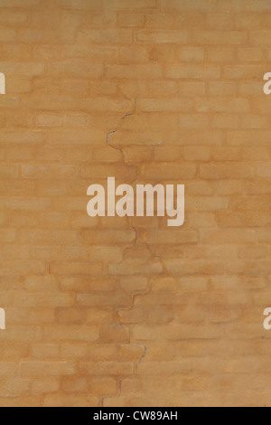 Eine gelbe rissige Mauer in das Kastellet von Kopenhagen Stockfoto