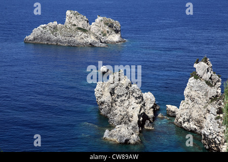 Felsen im Meer in der Nähe von Paleokastritsa, Korfu, Griechenland. Stockfoto