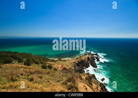 Blick auf die zerklüftete Küste, die zu Lands End und Coral Reef von Light House park Byron Bay, Coral Sea, New South Wales, au Stockfoto