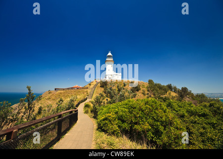 Landschaft der schroffen Küste weg zu hübschen weißen Leuchtturm von Byron Bay, New South Wales Coral Sea, Australien Stockfoto