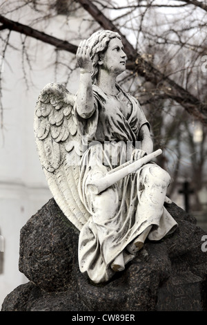 Marmorstatue des Engels. Ensemble der Nowodewitschi-Kloster. Moskau, Russland. Stockfoto