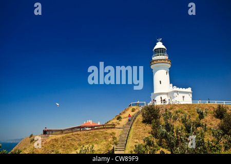 Landschaft der schroffen Küste weg an hübschen weißen Leuchtturm von Byron Bay, New South Wales Australien Stockfoto