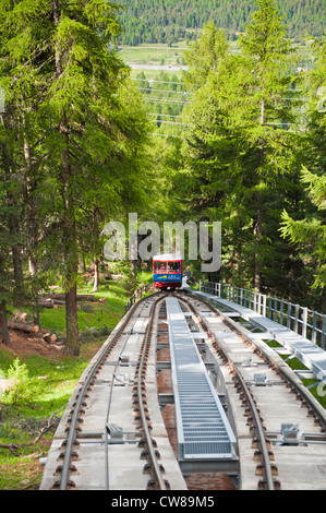 Muottas Muragl, Schweiz. Seilbahn auf den Gipfel des Muottas Muragl in der Nähe von St. Moritz. Stockfoto