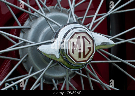 MG-Abzeichen auf Zentrum Spinner der T-Serie MG-Sportwagen Stockfoto
