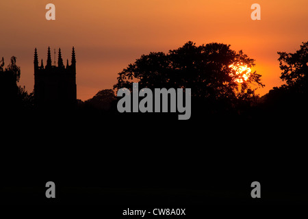 Nach der wärmste Tag des Jahres so weit geht die Sonne hinter der St.-Martins Kirche, Stamford, Lincolnshire. Stockfoto