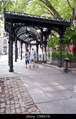 Paare, die unter gewölbten Glasdach & Bäume übergreifende eleganten viktorianischen Stil Eisen Pergola in Pioneer Square Seattle gegossen Stockfoto