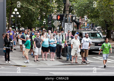 Menge Seattle Sounders Fußball-Fans warten Pioneer Square an allway Spaziergang Kreuzung zu überqueren, nachdem Sie team Niederlage Vancouver weißen Kappen Stockfoto