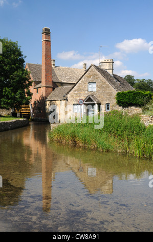 Die alte Mühle (heute ein Museum) spiegelt sich in den Augen der Fluss in Lower Slaughter, Gloucestershire, England Stockfoto