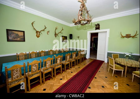 Herrenhaus, heute als Hotel und für Empfänge in Osieka, NE Polen verwendet. Palac Bialy Ksiaze. Stockfoto