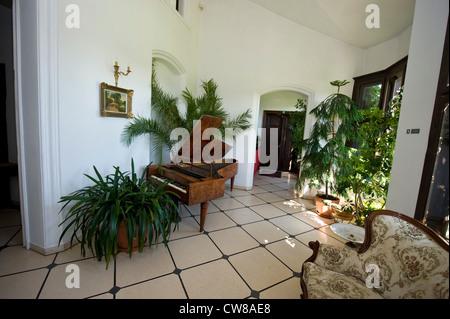 Herrenhaus, heute als Hotel und für Empfänge in Osieka, NE Polen verwendet. Palac Bialy Ksiaze. Stockfoto