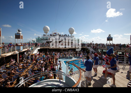 Sail away Party am MV Azura P & O Cruises Stockfoto