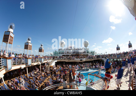 Sail away Party am MV Azura P & O Cruises Stockfoto