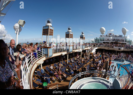 Sail away Party am MV Azura P & O Cruises Stockfoto